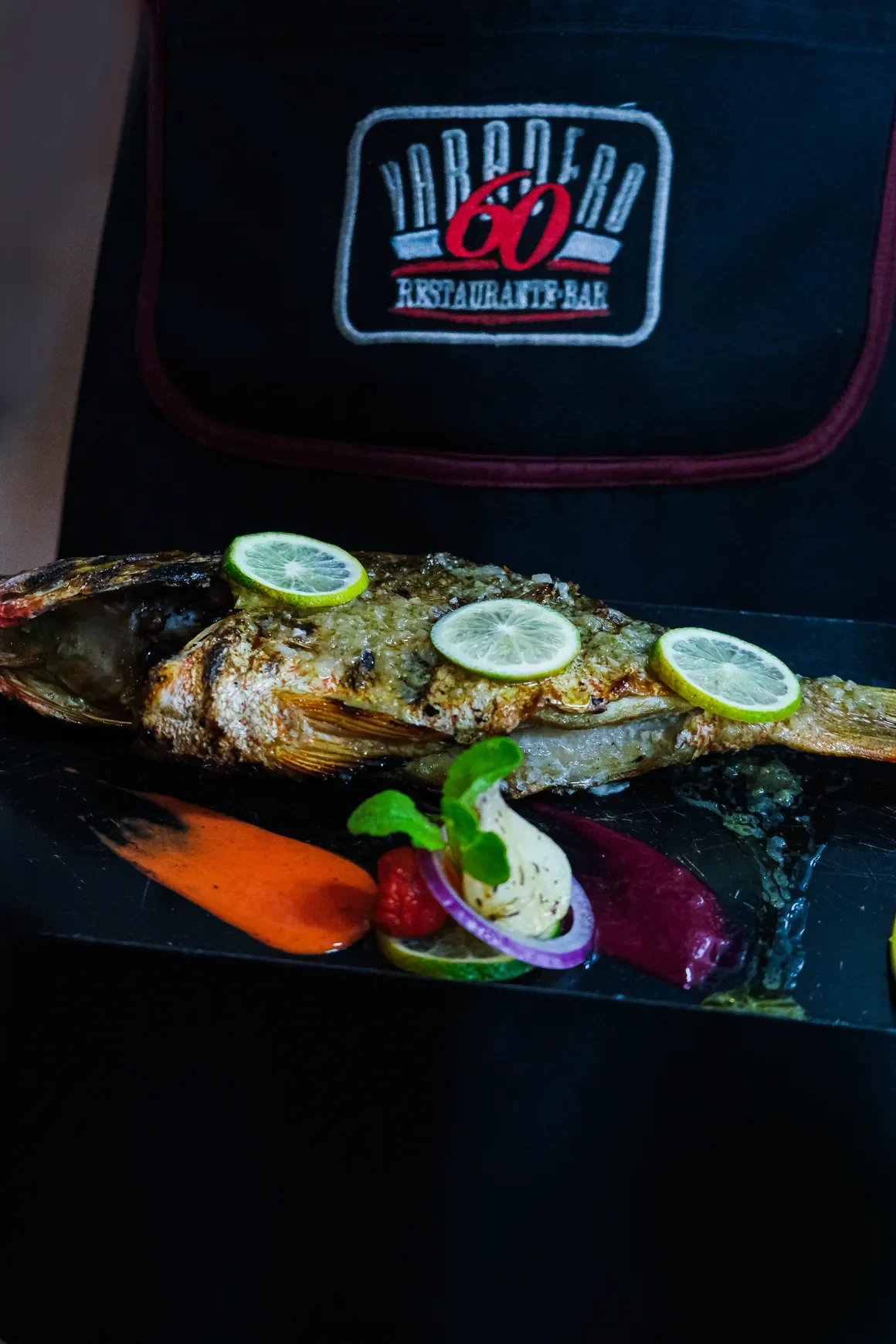 Pescado entero al carbón